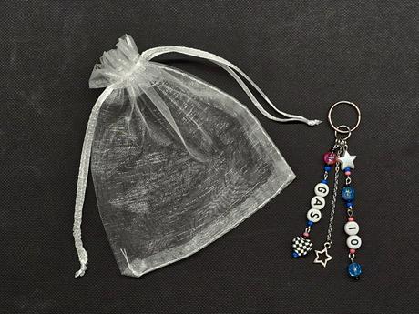 Rozne ručne robené prívesky aj s témou formuly 1, 