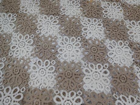 Obrusy krémovo hnedasté, 