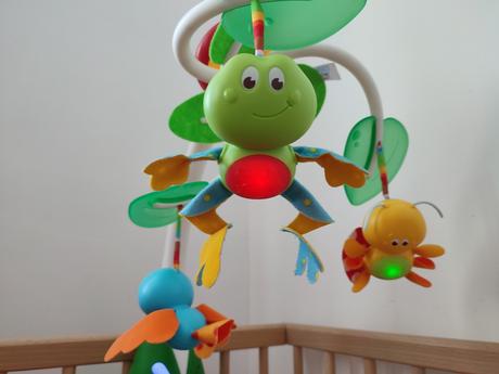 Svietiaci a hrajúci kolotoč tiny love, 