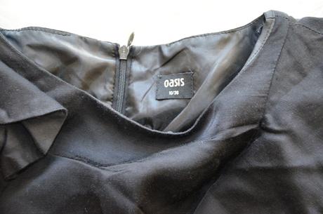 Čierne puzdrové šaty oasis s volánom-s, s