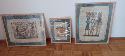 Papirusy v drevenom ráme,