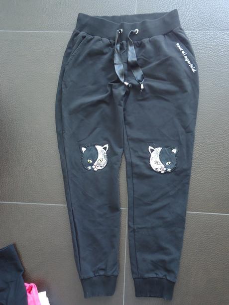 Tepláky mačkami na kolenách, s