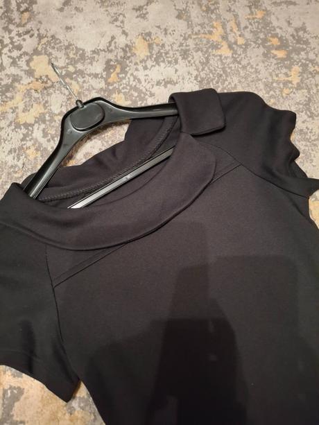 Krásne jednoduché elegantné čierne šaty, 34