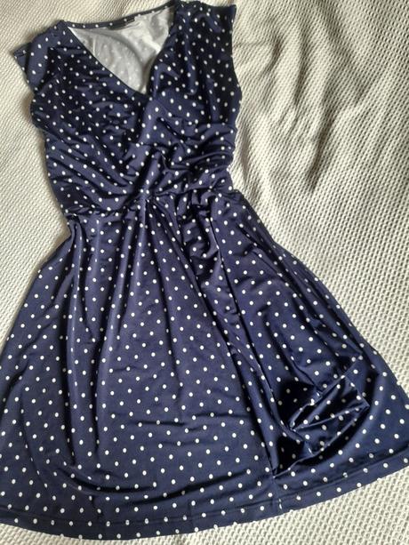 Tmavomodre bodkovane saty, m