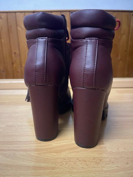 Dámske čižmy s červenými okrásnymi šnurkami, 37