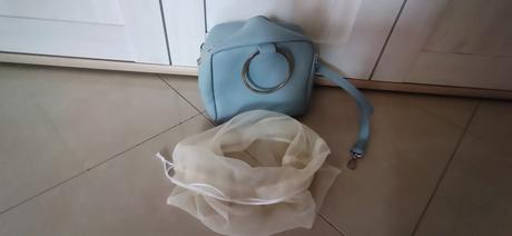 Modrá kabelka, reserved