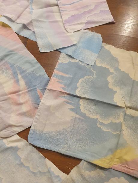 Zbytky látky z nebíčkových paplónov,