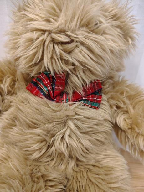 Plyšový chlpatý hnedý medveď s mašlou, m&s, 26 cm, 