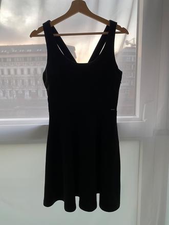 Malé čierne šaty, s