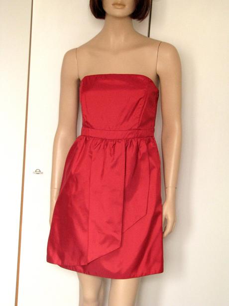 Červené spoločenské šaty, 38