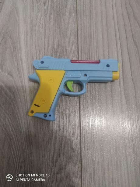 Pistolka svieti vydáva zvuk,