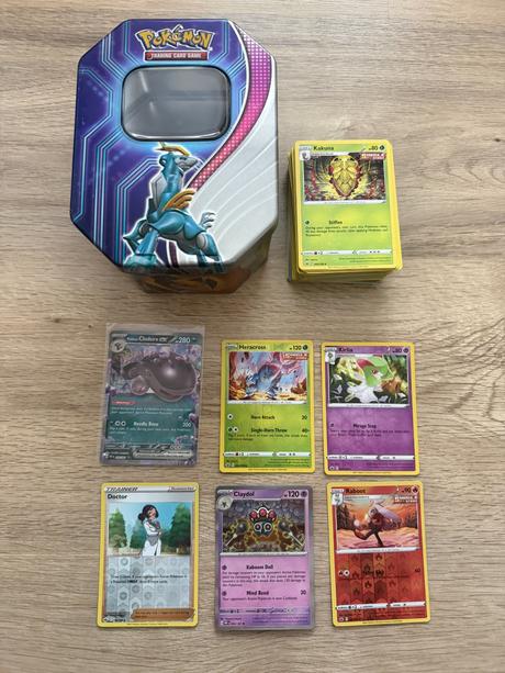 Balík 100 ks pokémom kariet + kovová tinka, 