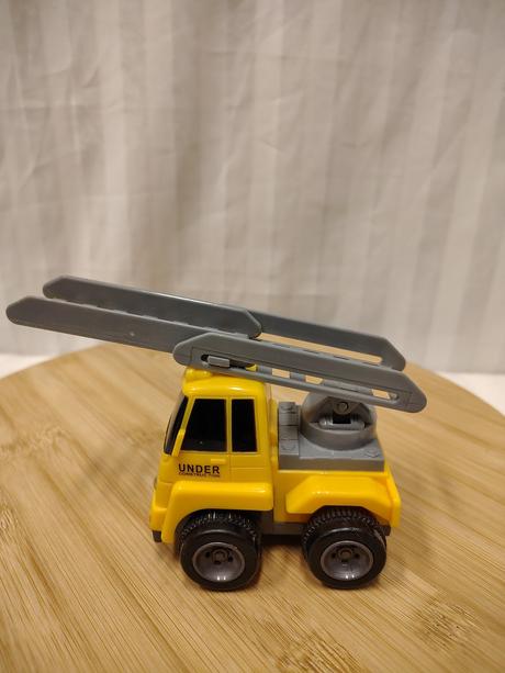 Žlté stavebné autíčko s rebríkom, 8 cm,
