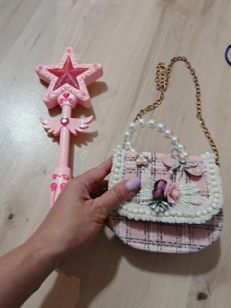 Čarovná palička a kabelka pre malú slecnu, 