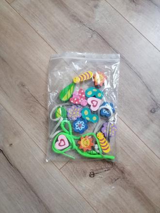 Navliekanie veľkých koralok, motýľ, lienka, kvety, 