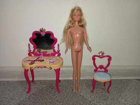Kozmetický stolík s bábikou, 