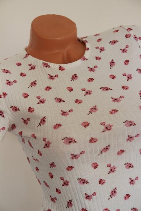 Biele kvietkované body, s, s