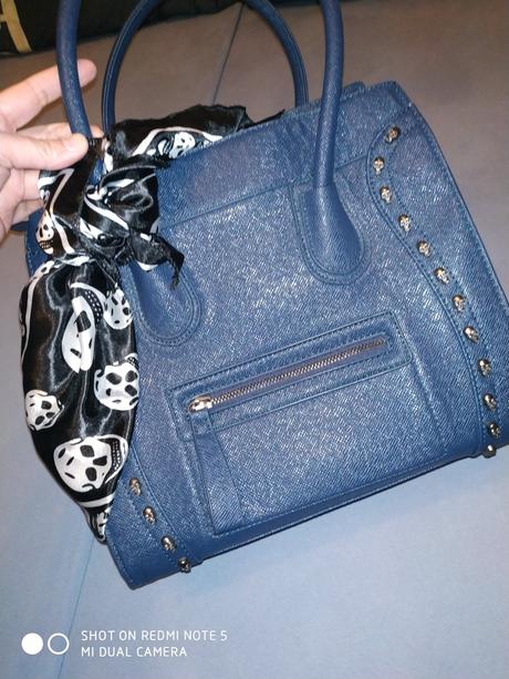 Tmavomodrá rocková kabelka so šatkou,