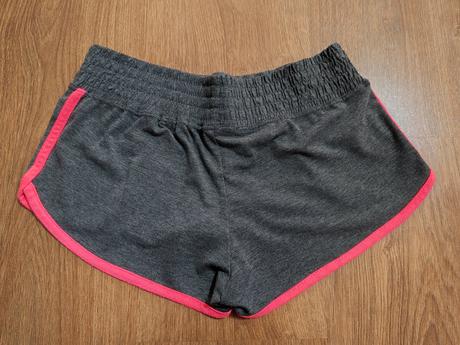 Šortky, s