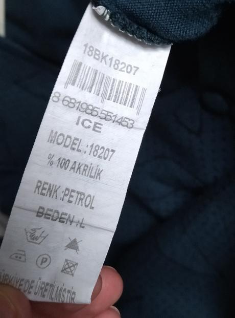 Petrolejový sveter, l