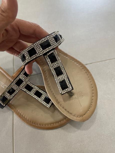 Šlapky s kamienkami, 38