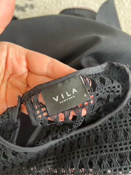 Cierny top s vysivanymi pleciami, s