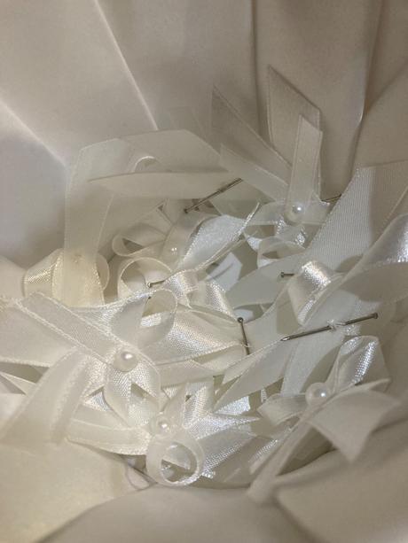 Svadobný košíček s pierkami,