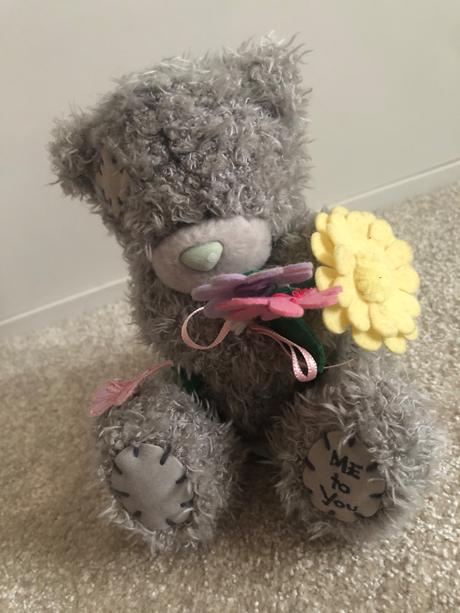 Macko k sviatku s kvetom, 