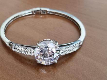 Pevný náramok s veľkým kameňom, 