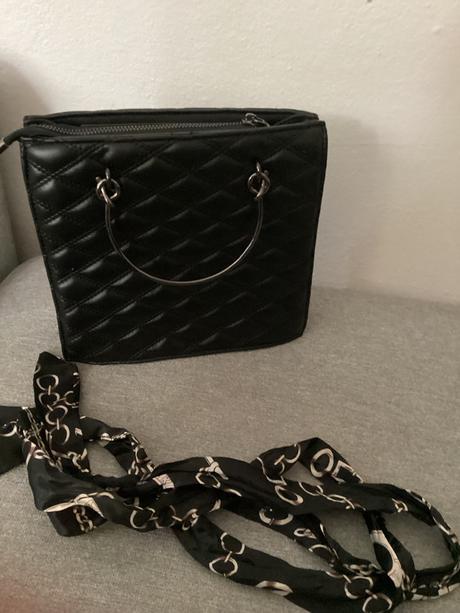 Kabelka s poškodením,