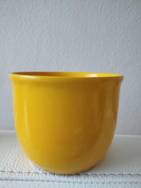 Kvetináče  keramické,obaly žltej  farby rôzne, 