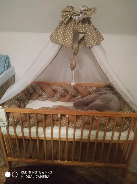 Baldachýn s konštrukciou,