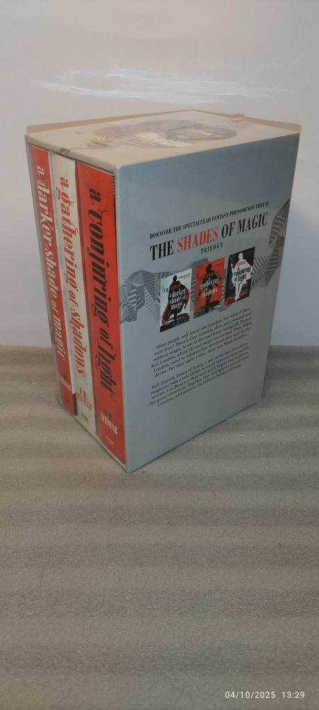 V e schwab - the shades of magic trilogy nau25,