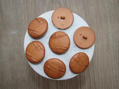 Hnedé kabátové gombíky, 