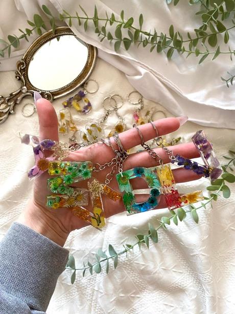 Ručne vyrobené živicové kľúčenky, 