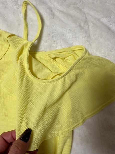 Žltý top s volánom a odhalenými plecami, m