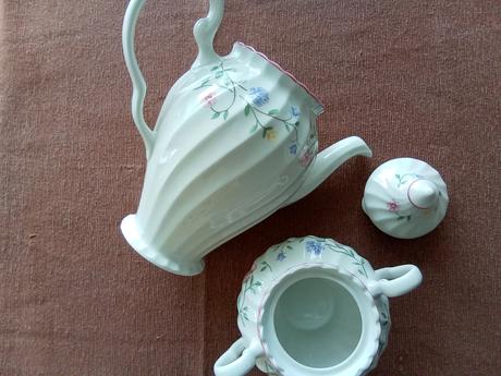 Čajník a cukornička,