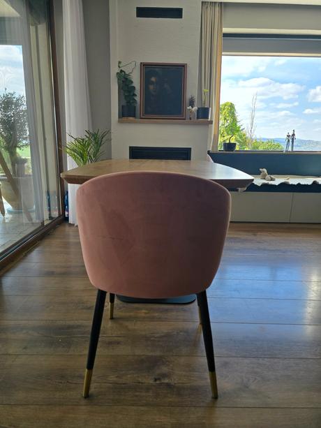 Rozkladací stôl + 5 sivých a 1 ružová stolička, 