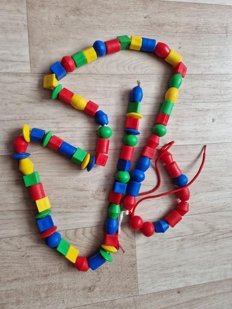 Navliekanie korálikov, 