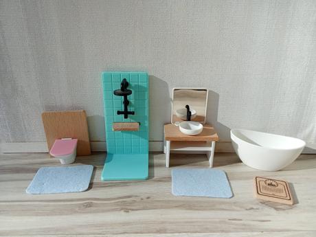 Drevený nábytok pre bábiky s 2 bábikami a mačkami, 