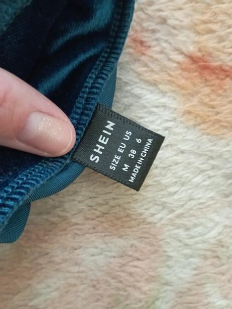 Sexi tvarujuce zamatové šaty, s