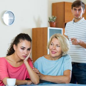 Je môj muž príliš závislý na svojej mame?