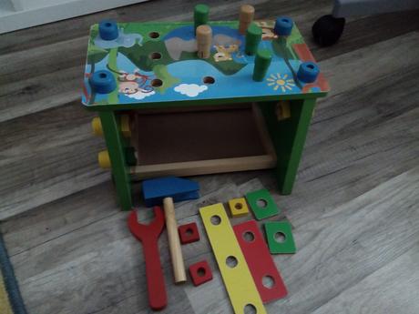 Drevena hracka -stolcek na sedenie s naradim, 