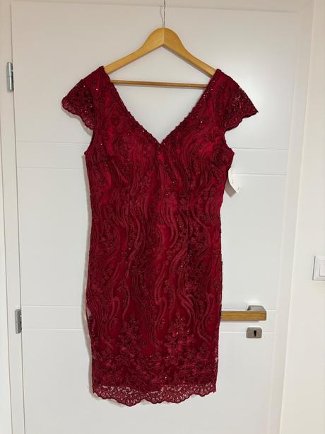 Červené spoločenské šaty, 42