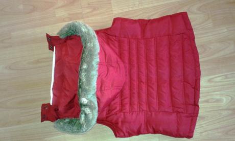 Zateplená vesta s kožušinkovou kapucňou, s