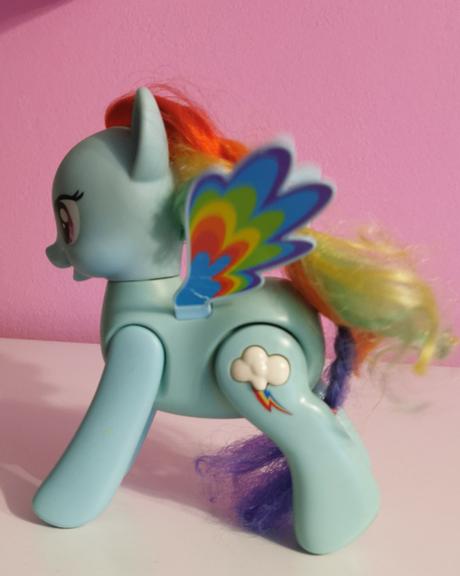 Little pony robí saltá, 