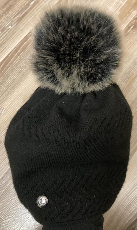 Dámska zimná čiapka s brmbolcom, 