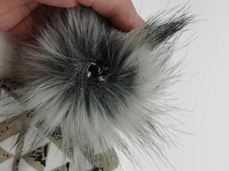 Brmbolcová čiapka top stav, 68