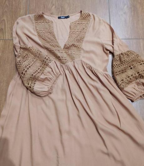 Šaty s krajkovymi doplnkami, 