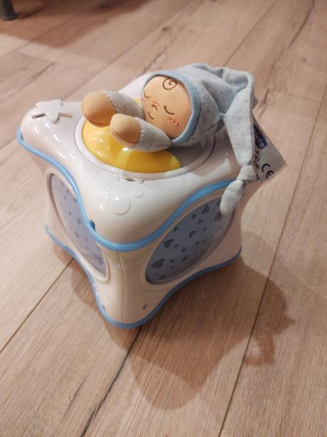 Dúhová kocka hudobný projektor chicco,